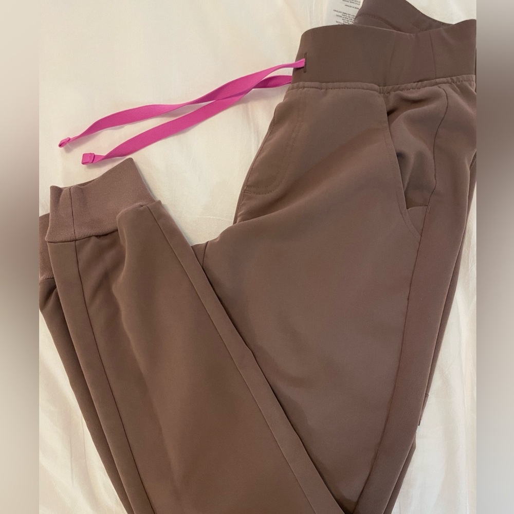 XXS Figs Zamora Jogger Scrub Pants with One Pocket Scrub Top Light Brown